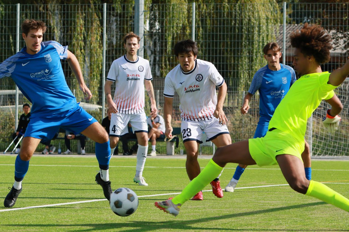 In dieser Szene kommt Ryoji Matumura nicht an den Ball, Torwart Valentin van der Velden und Nick Zimmermann bereinigen die Gefahr vor dem Bretzenheimer Tor. In der 70. Minute aber sorgte der Basara-Stürmer für die Vorentscheidung.