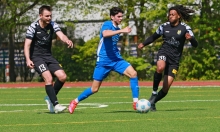 Etienne Portmann (M.) brachte den TSV Schott in Freiburg mit 3:2 in Führung.