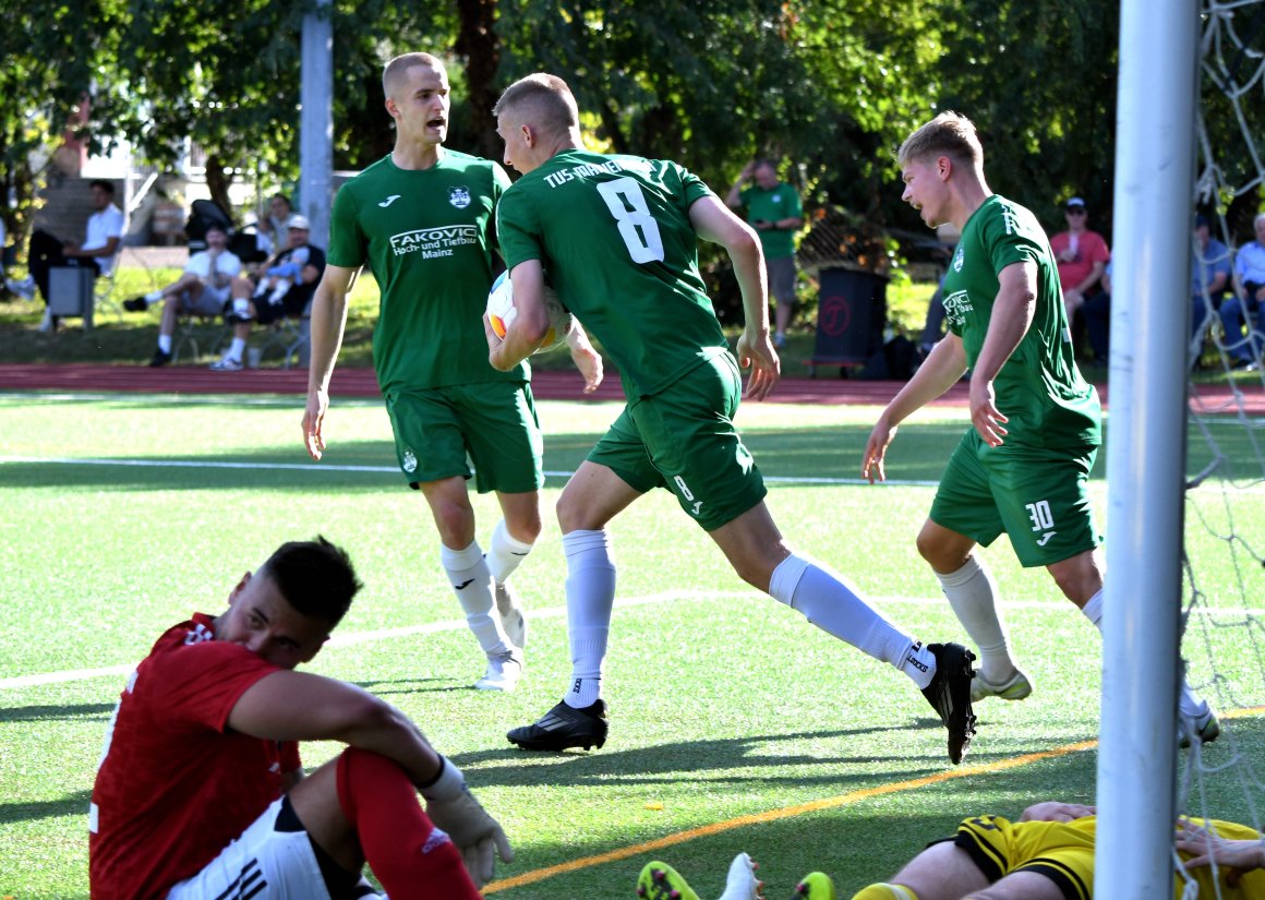 Moritz Freisler will zu einer langen Reise aufbrechen. Noch eiliger hatte er es nach seinem Ausgleichstreffer, den Ball auf den Anstoßpunkt zu legen.