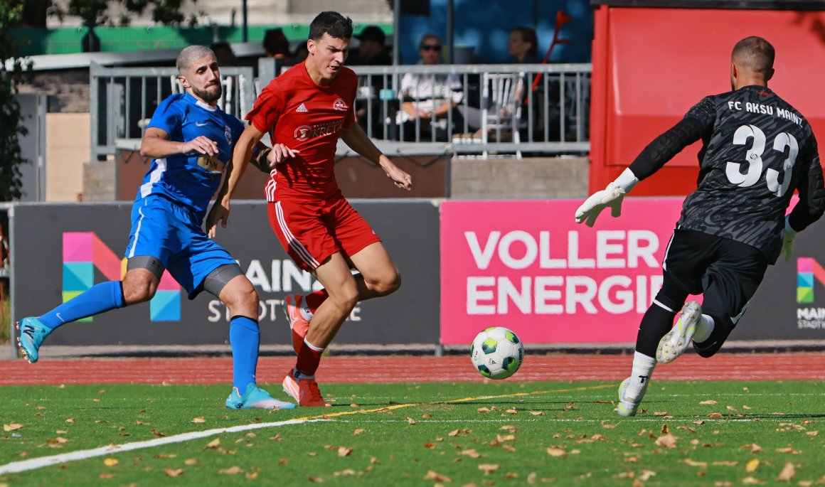 Von Ninos Shamoun (l.) lässt sich der 1817er Tim Reske nicht stoppen... 