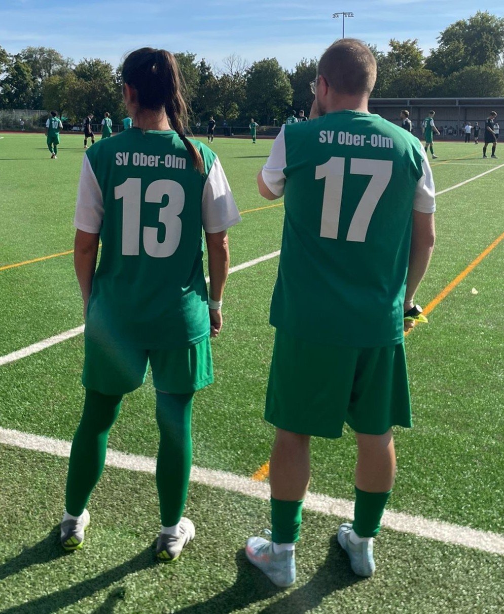 In der 83. Minute der Partie bei Alemannia Laubenheim wechselte der Ober-Olmer Trainer Janik Bangel seine Kotrainerin Carmen Greiner ein.