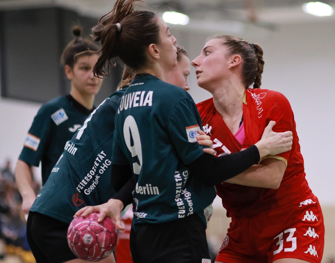 In ihren vier Jahren bei Mainz 05 hatte Saskia Wagner (r.) einige Duelle mit den Füchsen Berlin absolviert, am Samstagabend spielt sie erstmals mit derselben Rückennummer für den Hauptstadtklub gegen ihr altes Team.