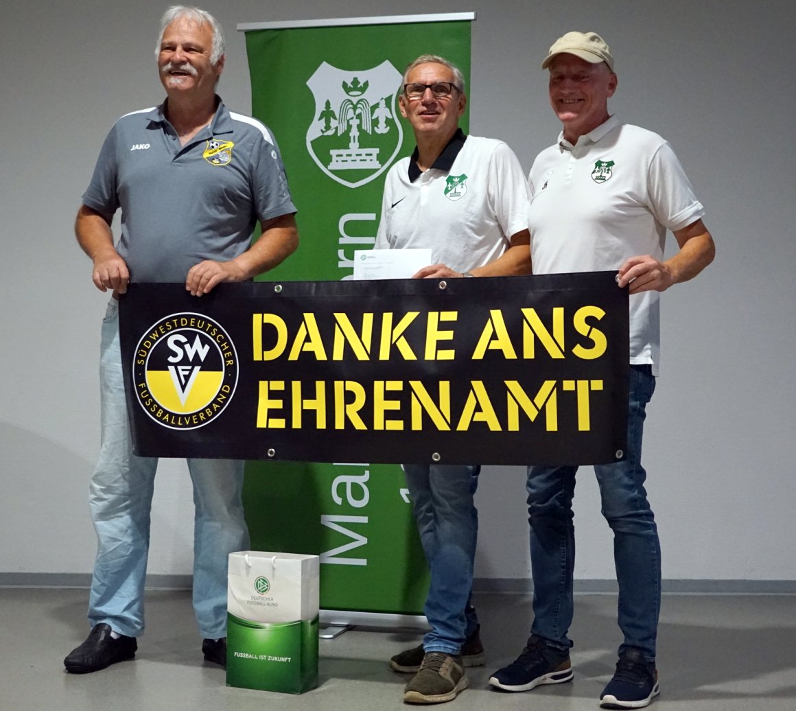 Volker Schmidt (l.) vom Fußballkreis Mainz-Bingen ehrte TuS-Chef Dietmar Hofmann (M.). Die Initiative ging von Jörg Kalt (r.) aus.