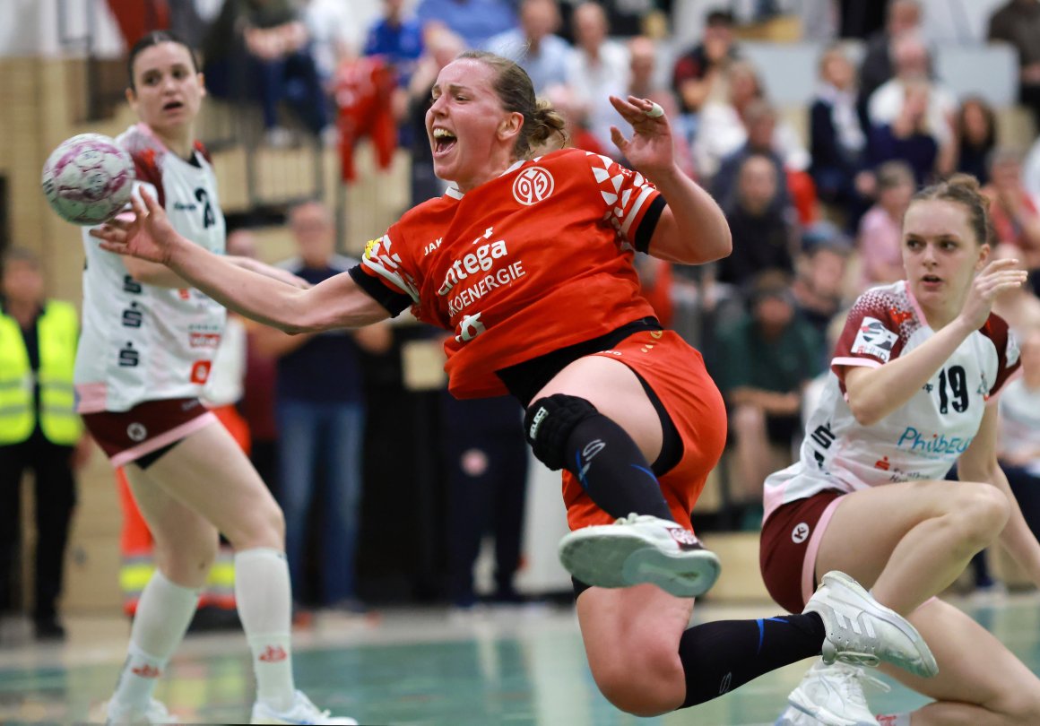 Lena Feiniler hatte in der Vorwoche mit hundertprozentiger Trefferquote überzeugt, beim tortechnisch schleppenden Beginn der Partie in Berlin scheiterte auch sie mit ihren ersten Versuchen.