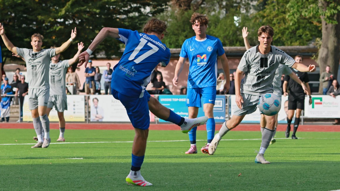 Robin Hofmann gleicht mit diesem Abschluss von der linken Fünfmeterraumkante den zwischenzeitlichen Rückstand gegen die wegen angeblicher Abseitsstellung aufgeregten Eisbachtaler aus...