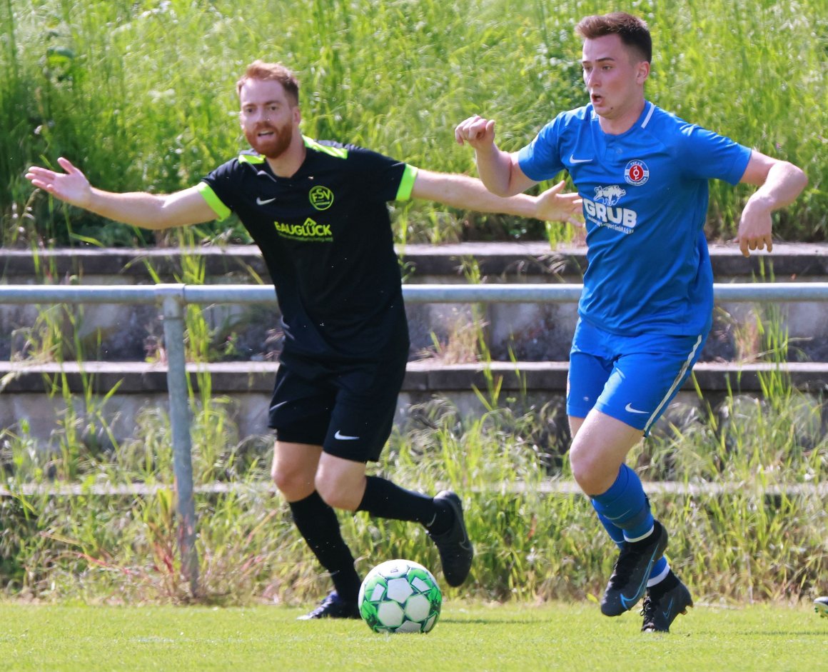 Steven Knoll (r.) und der TSV Mommenheim wollen dem VfR Nierstein die erste Saisonniederlage beibringen.
