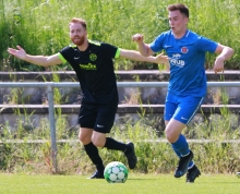 Steven Knoll (r.) und der TSV Mommenheim wollen dem VfR Nierstein die erste Saisonniederlage beibringen.