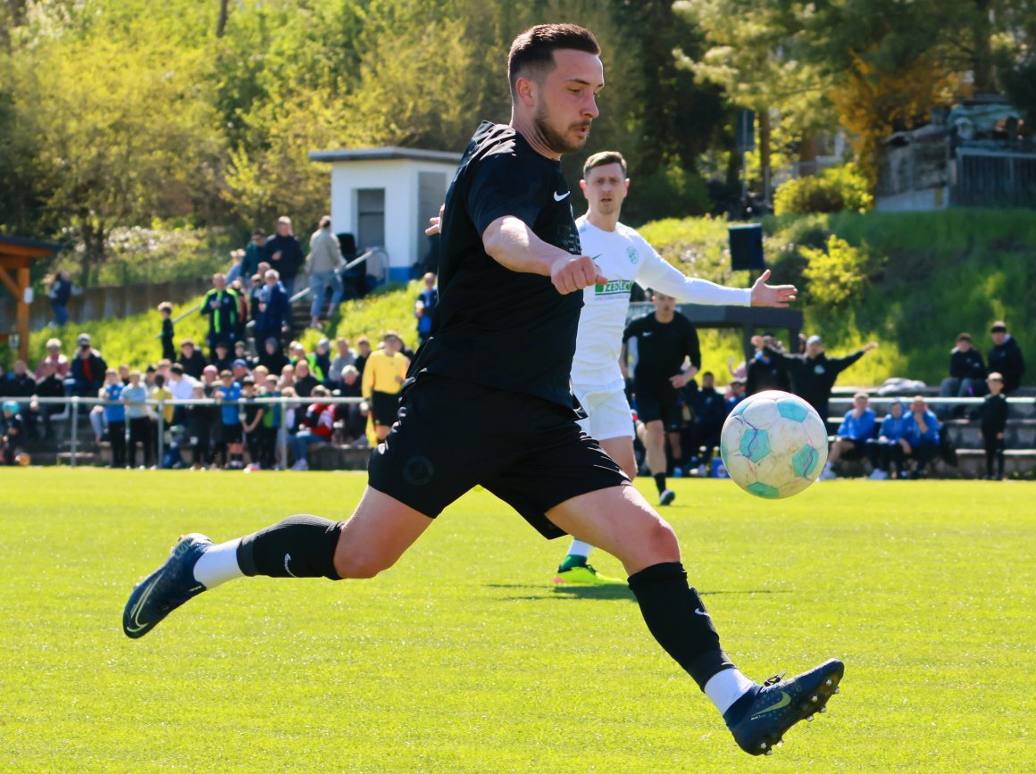 Maurice Göbig erzielte mit einem Schuss von der Strafraumgrenze das 2:0.