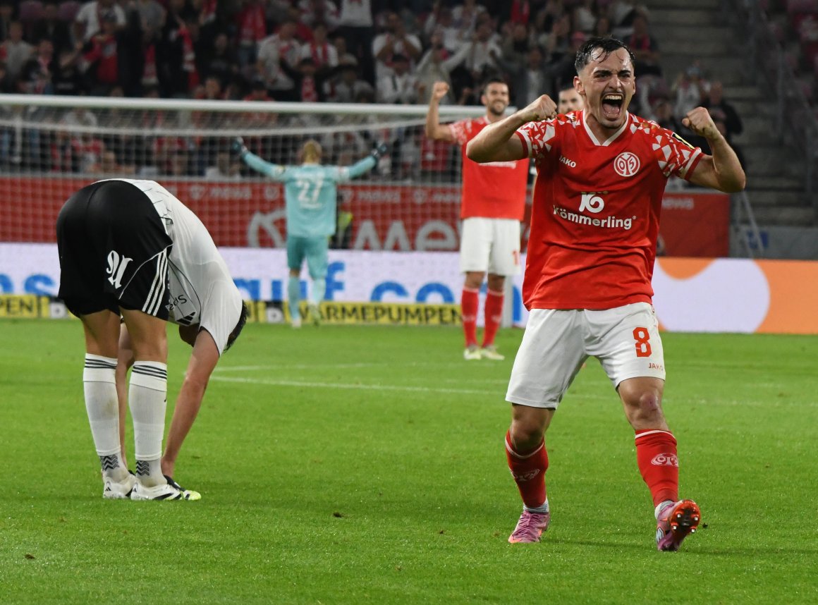 So bejubelte Paul Nebel den Sieg gegen Rosenborg Trondheim, so sähen ihn die Fans gerne auch in Augsburg.