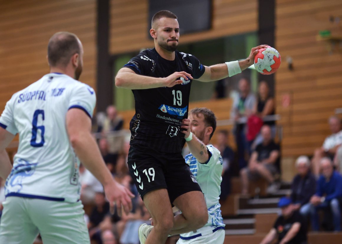 Auch Patrick Heß steht für den aktuell große Erfolgsschwankungen der Sportfreunde Budenheim. Nach elf Treffern in Kastellaun blieb der Linkshänder in Vallendar mit zwei Feldtoren diesmal wenig am Offensiverfolg der Sportfreunde beteiligt. 