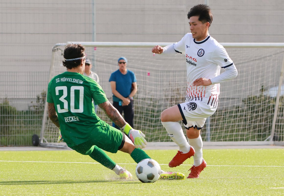 Seiya Nagao kommt in dieser Szene aus der ersten Halbzeit zwar am Hüffelsheimer Torwart Mark Becker vorbei...