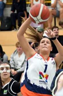 19 Minuten stand Neuzugang Dilara Özdemir auf dem Feld, hier kritisch beäugt von Ex-ASClerin Edanur Caglar.