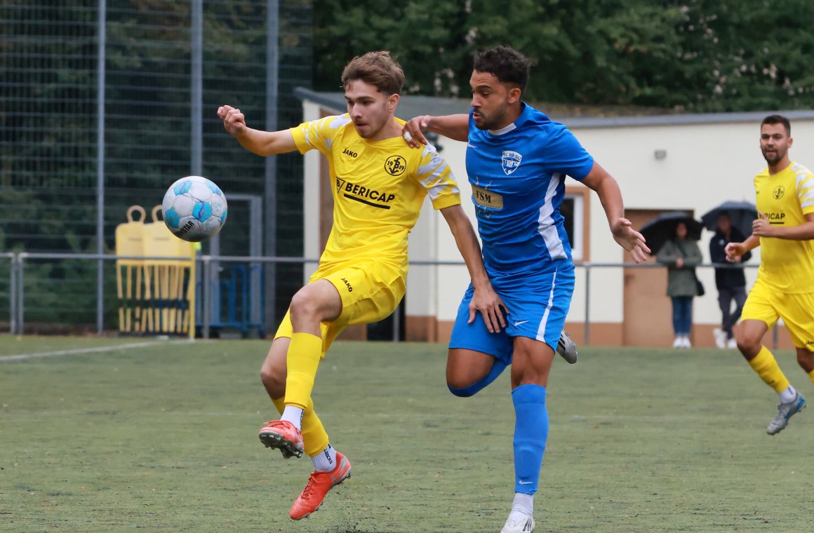 Der Budenheimer Kilian Singh (l.) geht nicht nur dahin, wo's wehtut, sondern erzielte gegen den FC Aksu auch kurz nach der Pause den ersten Ausgleich.