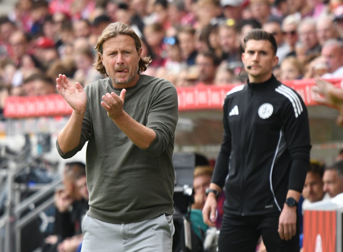 Bo Henriksens Applaus war Armindo Sieb vorige Woche gewiss. Der Trainer will den Stürmer gegen den BVB erneut beginnen lassen.