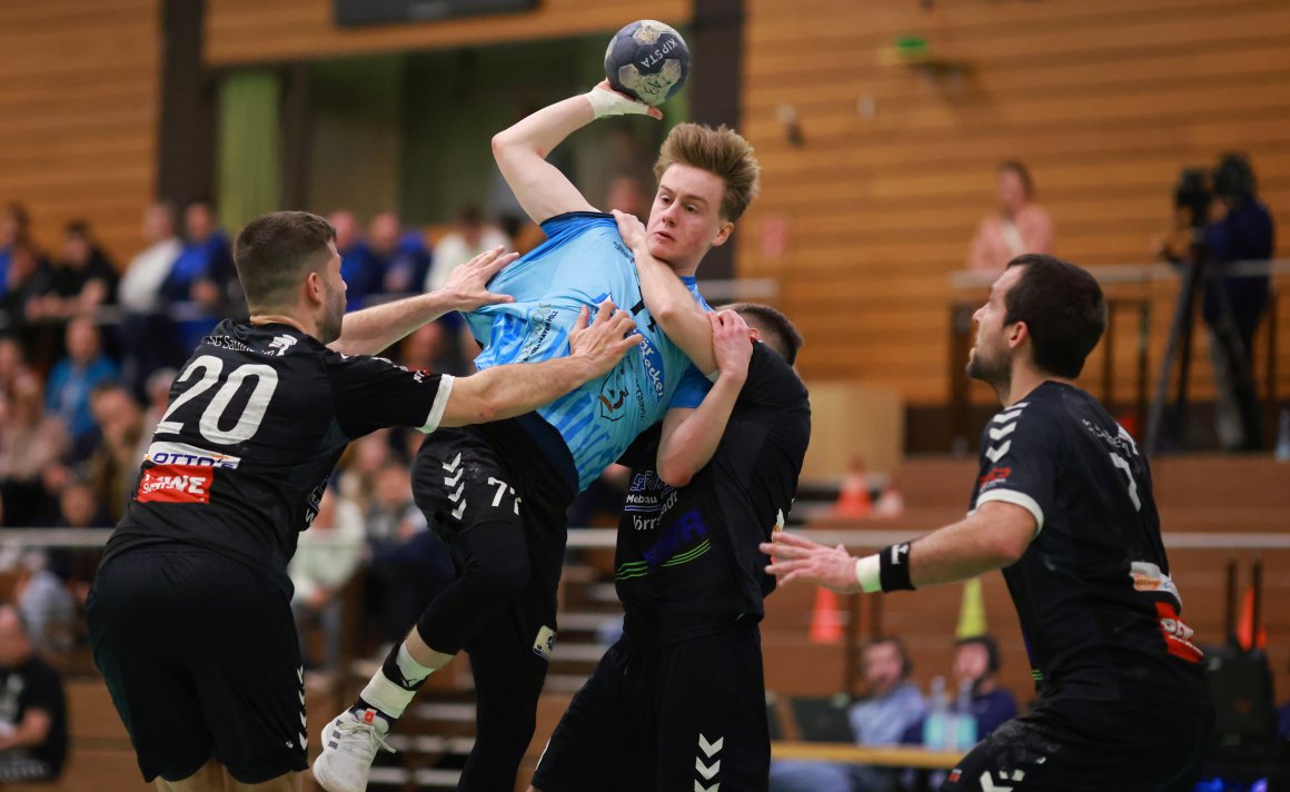 David Schmitt wird hier beim jüngsten Gastspiel der SG Saulheim in der Waldsporthalle energisch angegangen, die Partie verlief im März beim 38:24 allerdings ungewöhnlich einseitig.