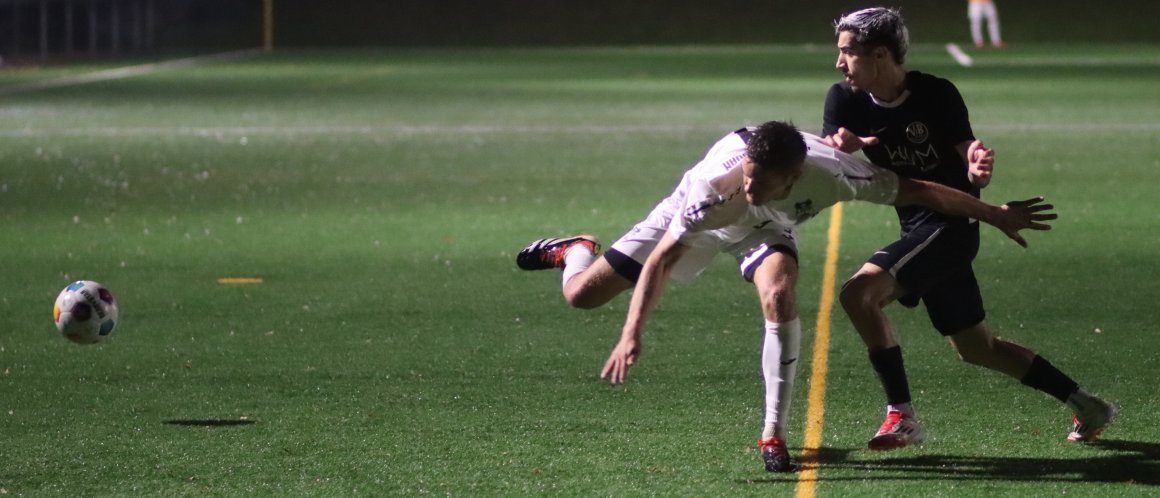 Das Derby wurde mit viel Körpereinsatz geführt, hier drängt Pedro Teixeira Agrela den Marienborner Offensivmann Alexander Markiefka vom Strafraum weg und trennt ihn vom Ball.