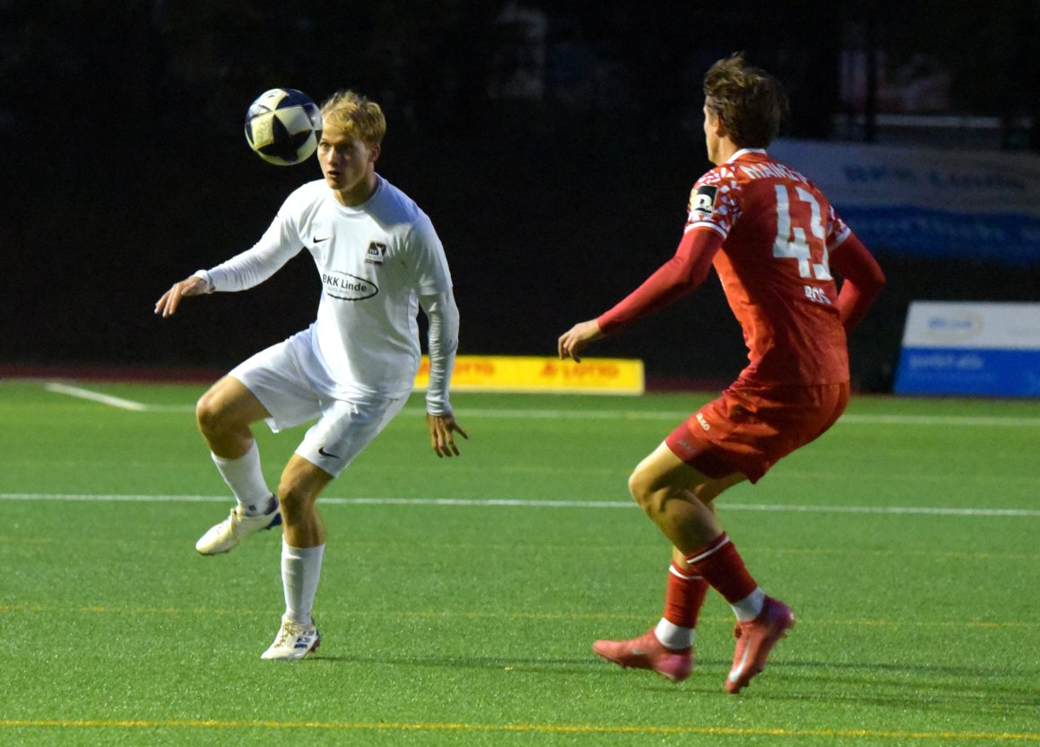 Jan Wiltink (l., gegen Kasey Bos) und der TSV Schott dominierten das Derby mit der U23, gingen aber leer aus.