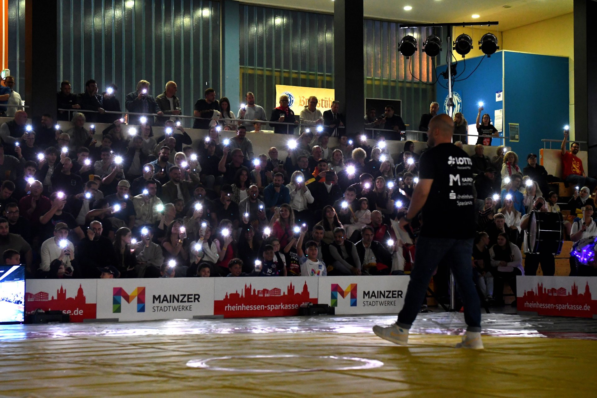Viele Handylichter leuchteten in der Halle am Großen Sand. Bis zum Highlight des Abends mussten sich die Zuschauer aber bis kurz vor Schluss gedulden.