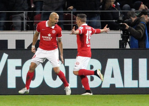 Die frühe Krönung einer herausragenden Leistung: Elkin Soto erzielte im letzten Hinrundenspiel das 1:0 gegen den FC Bayern, der ebenfalls neu in die Startelf gerückte Pablo De Blasis freute sich mit ihm. 