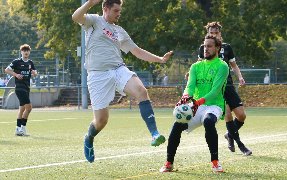 In dieser Szene kam TuS-Torwart Inaki Zimmermann vor dem heranfliegenden Haris Beslic an den Ball...