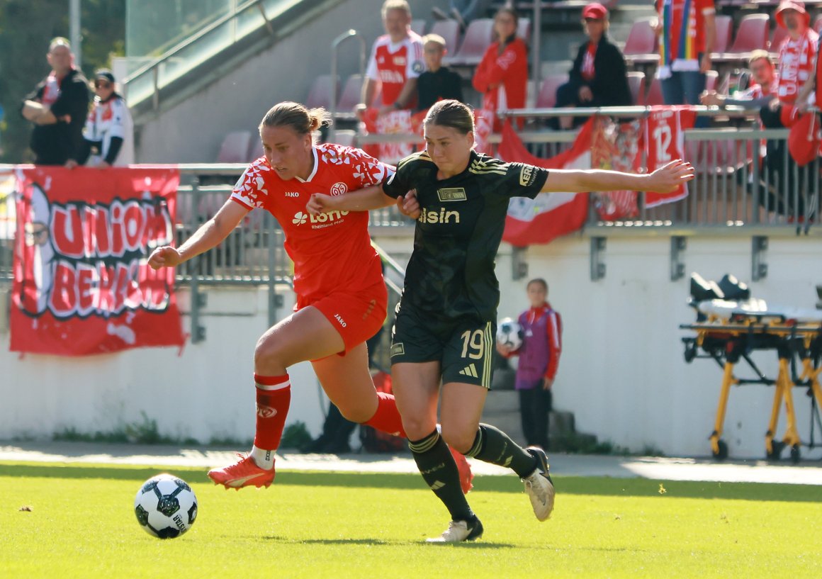 Die 05erinnen, hier Rechtsverteidigerin Johanna Berg gegen Samantha Steuerwald, machte es Union Berlin schwer, zu Torchancen zu kommen.