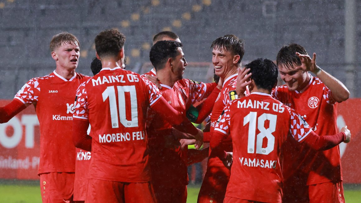 Auch im Regen lässt sich feiern. Sowohl Torschütze Taiyu Yamasaki (vorne, Nr. 18), als auch Vorbereiter Kasey Bos, der schon den zweiten Mainzer Treffer vorbereitet hatte, lassen sich für das 3:0 feiern.