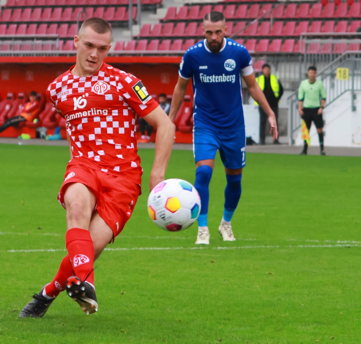 Der damalige Kapitän des Bahlinger SC, Yannick Häringer (r.), konnte beim jüngsten Gastspiel seines Teams am Bruchweg nur zuschauen, wie Philipp Schulz die Führung der U23 vom Elfmeterpunkt erzielte. Endstand damals: 3:1 (1:0).