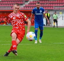 Der damalige Kapitän des Bahlinger SC, Yannick Häringer (r.), konnte beim jüngsten Gastspiel seines Teams am Bruchweg nur zuschauen, wie Philipp Schulz die Führung der U23 vom Elfmeterpunkt erzielte. Endstand damals: 3:1 (1:0).