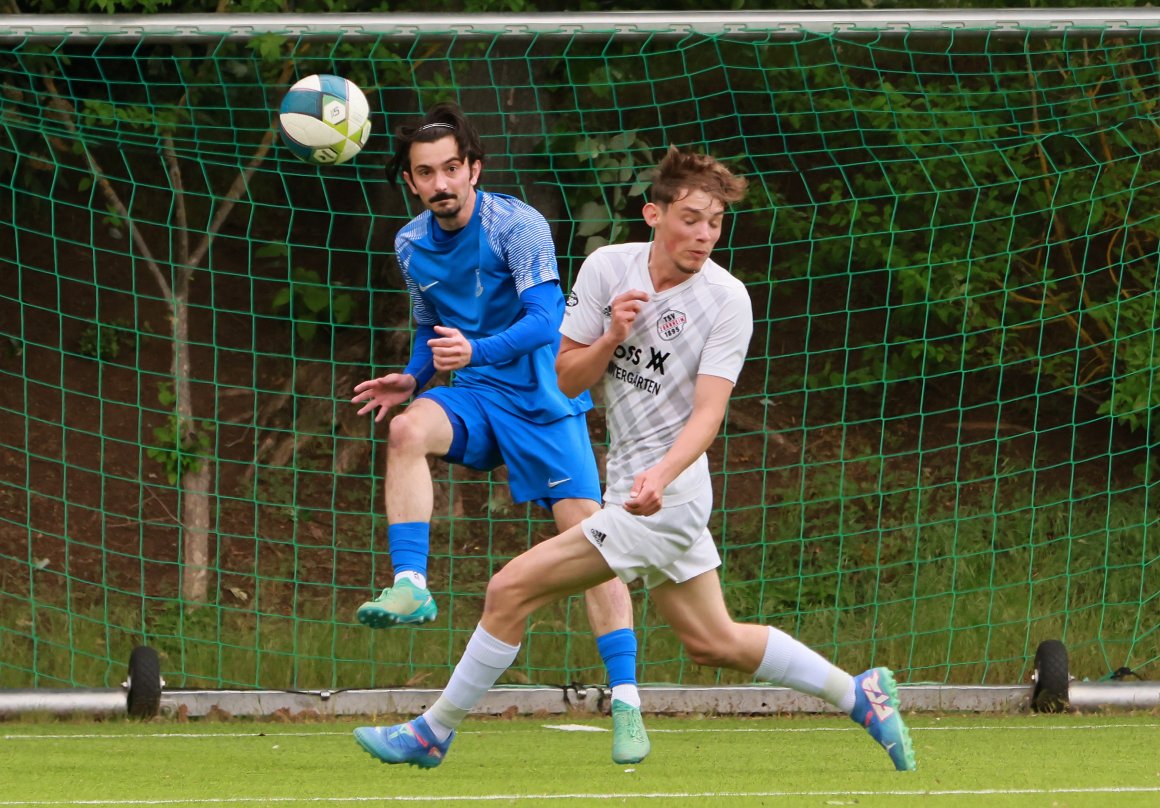Niklas Kasper (vorne, gegen den Bretzenheimer Haris Hadziric), will sich mit dem TSV Zornheim dauerhaft in der Spitzengruppe festsetzen.