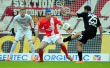 Stefan Bell (Mitte) kam beim Zusammenprall mit Tobias Werner verhältnismäßig glimpflich davon. 