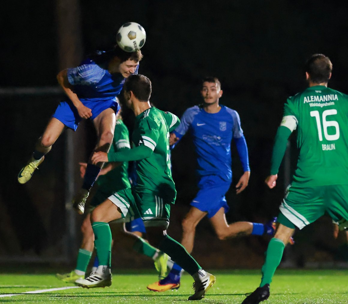 Mit großer Dynamik wie hier Johannes Gehrling mit einem Kopfballversuch drängte die TSG Bretzenheim in der zweiten Halbzeit darauf, die verpatzten Anfangsphase wieder gutzumachen.