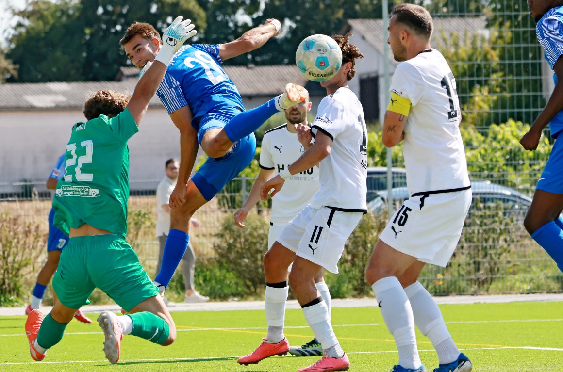 Noah Dietze, hier im Spiel gegen den FC Emmelshausen-Karbach artistisch unterwegs, sah beim Gonsenheimer 0:2 gegen Rot-Weiß Koblenz Gelb-Rot.2 