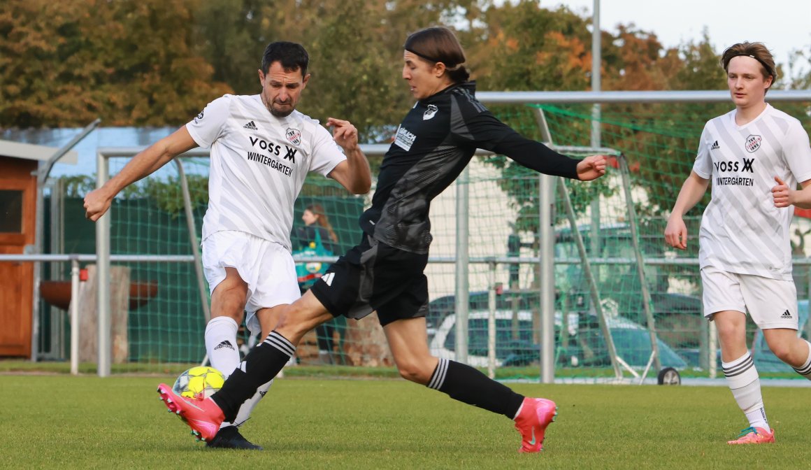 Manuel Henss (l.), hier im Zweikampf mit Jonathan Schwarz, glich kurz nach der Pause zwar zum 2:2 aus. Eine Wende zugunsten der Zornheimer nahm das Spiel aber nicht.