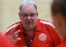 Trainer Axel Schneider scheint es selbst kaum glauben zu können, aber die Hand zeigt es an: Mit der Zweiten Mannschaft des FSV Mainz 05 hat er sich nach drei gewonnenen von vier Partien erst einmal auf Rang zwei vorgeschoben.  