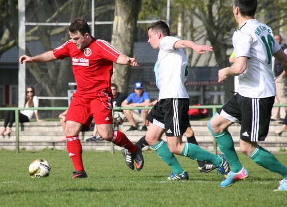 Schnell rechts an Gegenspieler Conrad Kühnast vorbei und ab mit dem Ball ins Tor: Max Schönle (l.) setzt zum Tor des Tages an.
