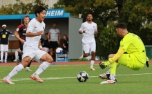 Der ausdauerndste Ballbesitzfußball nutzt nichts, wenn er nicht in Tore mündet. In dieser Szene trifft Takero Itoi gegen Hessen Kassel.