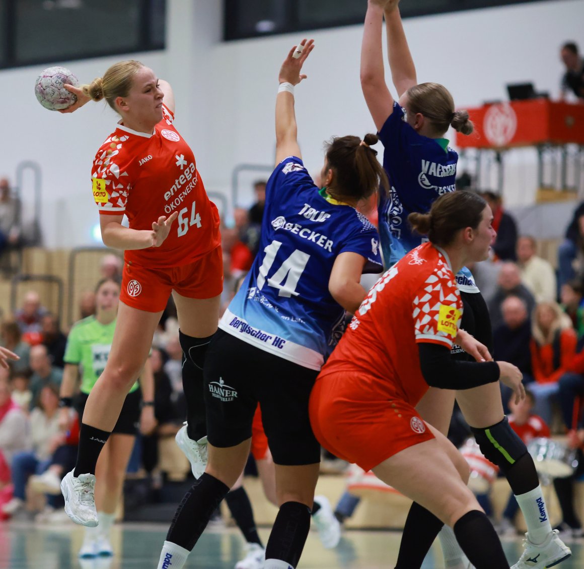 Nicht alle Abschlüsse, wie ihn hier Claire Ramacher vor dem Innenblock des Bergischen HC wählt, sind Ergebnis der bestmöglichen Abläufe im Angriff des FSV Mainz 05. Ein Thema, an dem Trainer Jörg Schulze in der Übungswoche arbeitete.