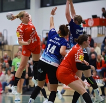 Nicht alle Abschlüsse, wie ihn hier Claire Ramacher vor dem Innenblock des Bergischen HC wählt, sind Ergebnis der bestmöglichen Abläufe im Angriff des FSV Mainz 05. Ein Thema, an dem Trainer Jörg Schulze in der Übungswoche arbeitete.