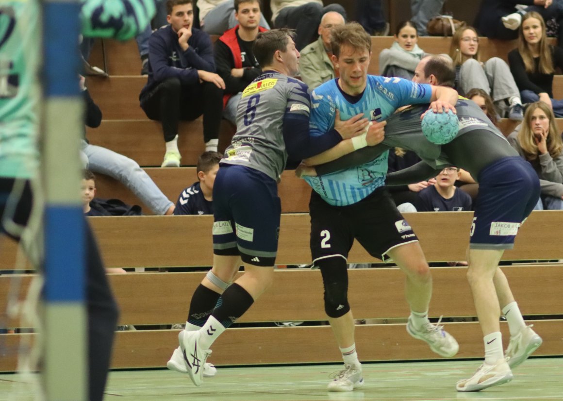 Jannis Schnitter bekommt eine Doppelbehandlung, nur so ist der neue Linkshänder für die Gegner sicher zu halten.