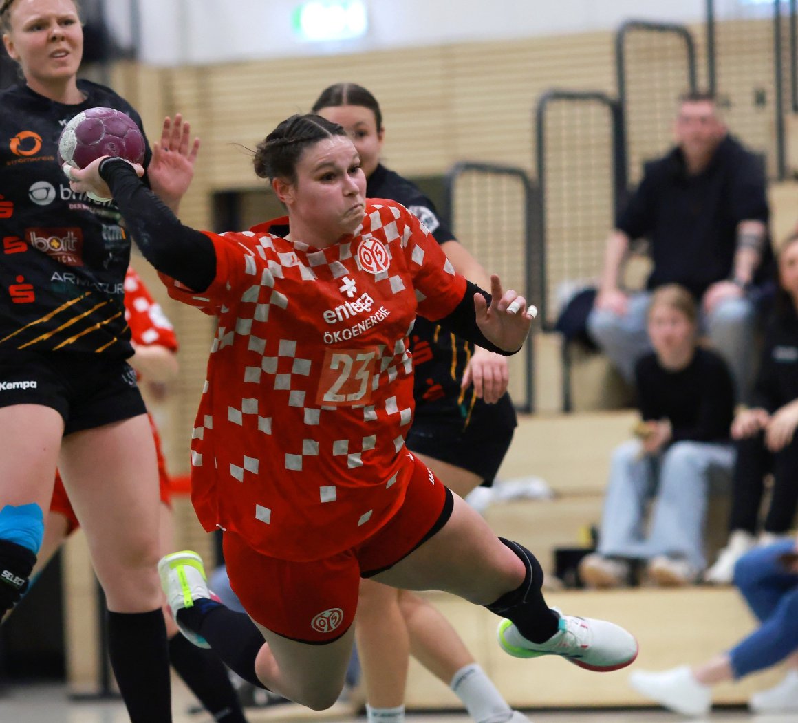 Trotz nur rund zehn Minuten Einsatzzeit je Halbzeit kam Lena Thoß auf drei Treffer und verdoppelte ihre bisherige Saisonausbeute damit nahezu.