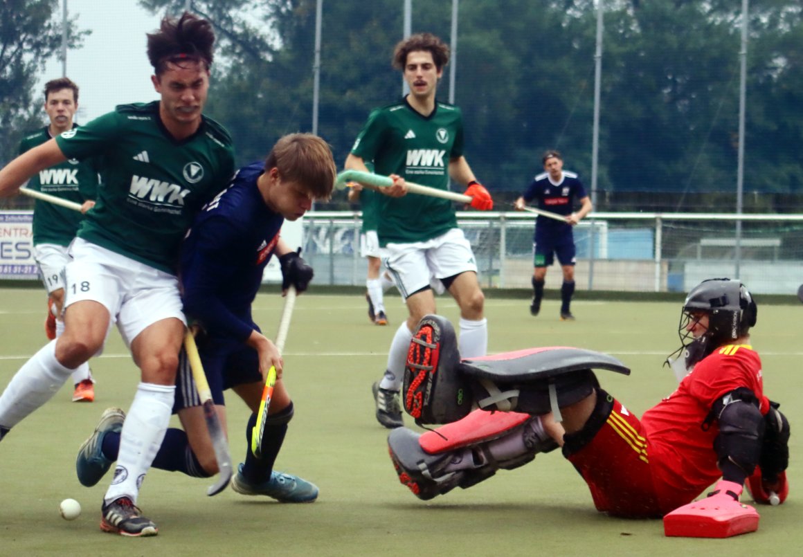 Gian Baumbach wird unmittelbar vor dem Tor vom TuS-Kapitän Nicolas Griem umgerempelt. Vergeblich wartete der TSV-Angreifer danach auf einen Siebenmeterpfiff.