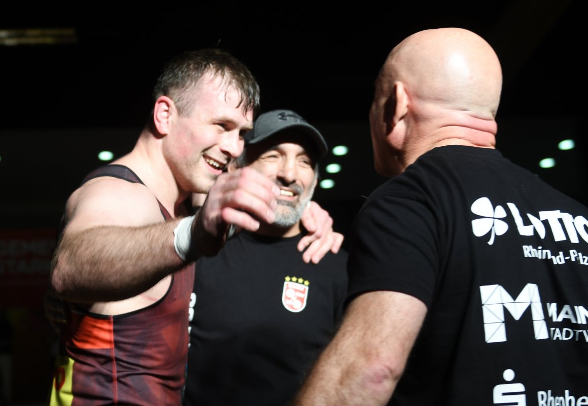 Geteilte Freude ist dreifache Freude: Ilja Klasner mit den Trainern Davyd Bichinasvili und Harun Yidliz nach seinem Sieg gegen den Hösbacher Anton Vieweg...