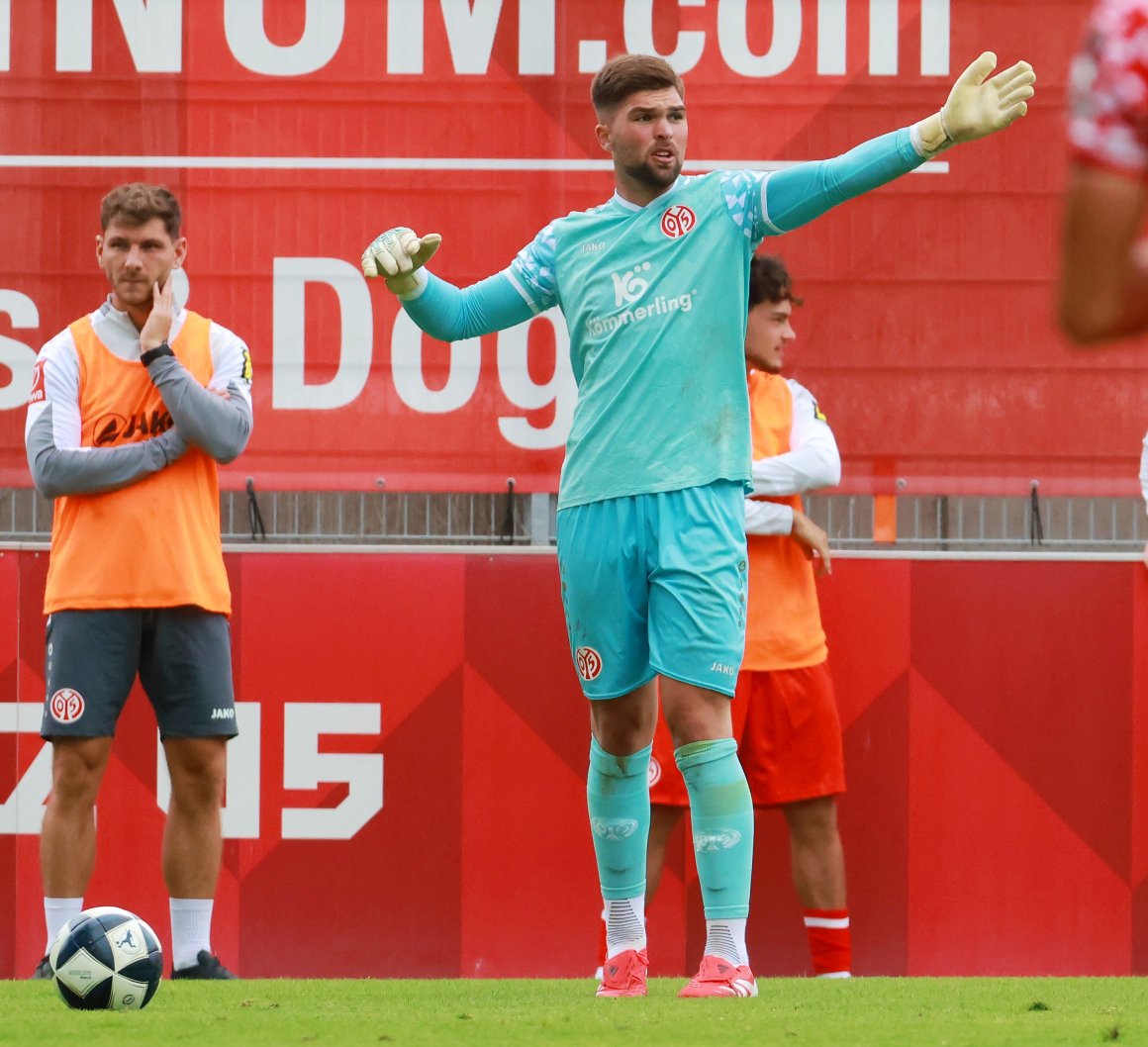 Luke Gauer, als Nummer zwei in die Saison gegangen, hat wegen Maximilian Kinzigs Erkrankung neun der zwölf Saisonspiele absolviert, noch keine Niederlage kassiert und wird auch in Sandhausen im Tor stehen.