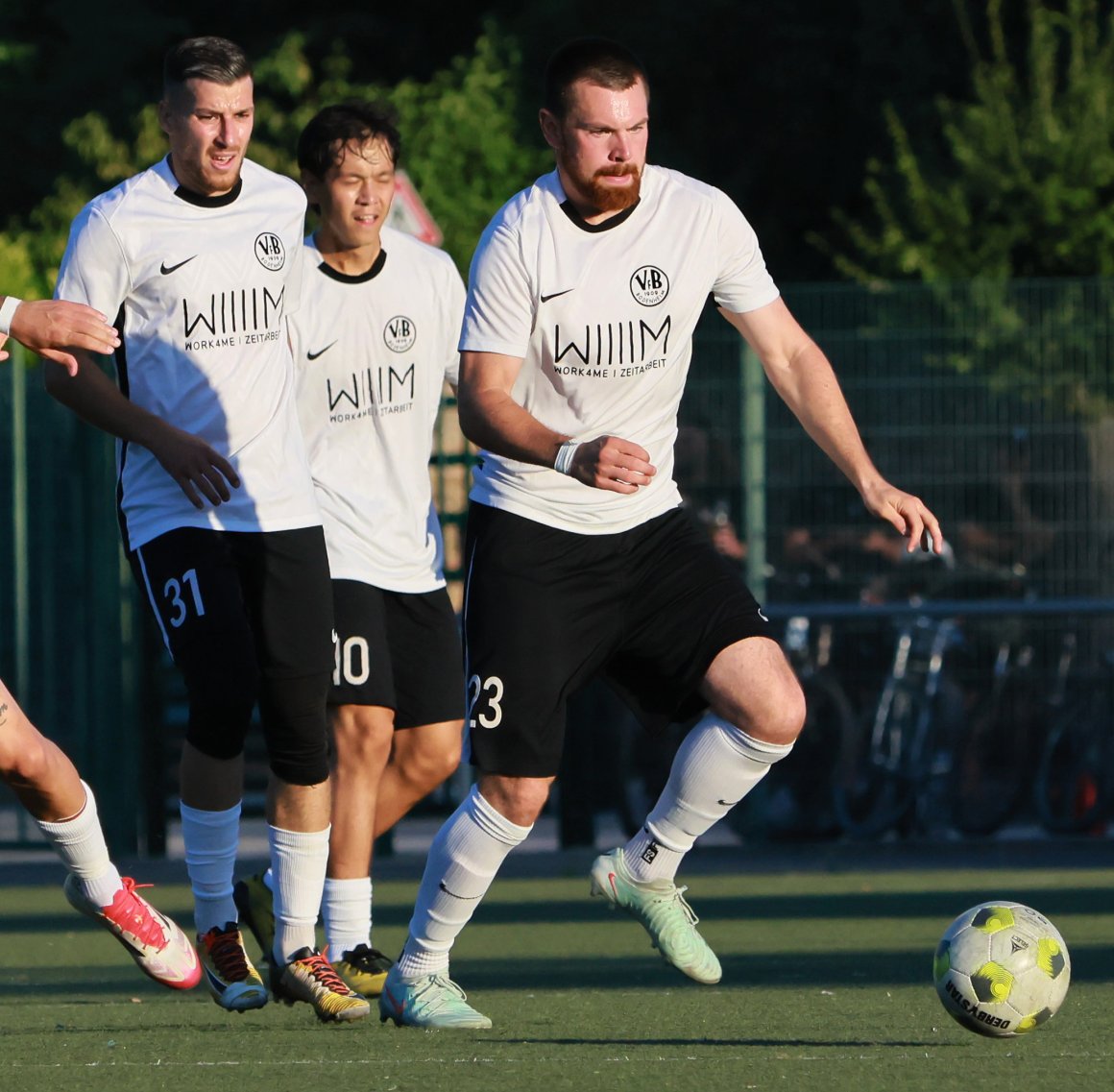 Damir Bektasevic (l., mit Kenzo Kramer und Calvin Faßnacht), kann seine Rolle als spielender Kotrainer seit Ende August nicht ausüben. Am Sonntag aber wird er die Mannschaft zum ersten Mal verantwortlich coachen.