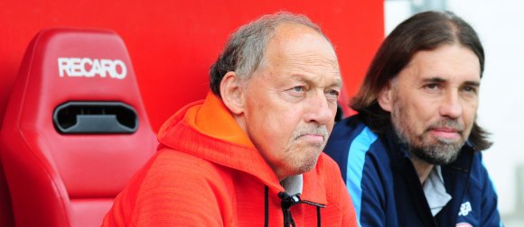 Nicht immer schaute Manfred Lorenz (hier mit dem etwas optimistischer wirkenden Trainer Martin Schmidt) so skeptisch drein wie beim 0:0 gegen Energie Cottbus. Gegen Ende der Hinrunde hellte sich die Miene des Mainzer U23-Managers wieder auf - immerhin ging die Mannschaft auf einem Nichtabstiegsplatz in die Winterpause.