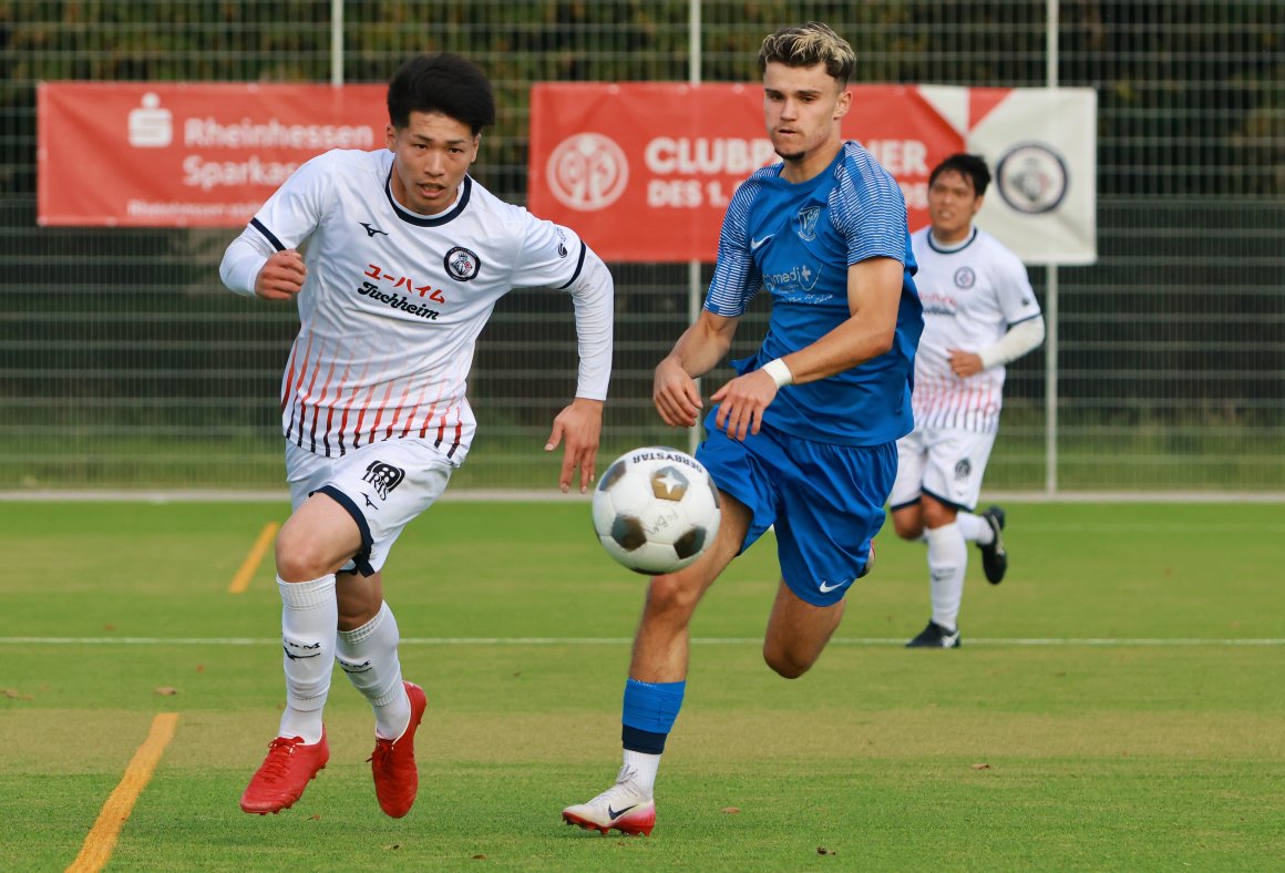 Seiya Nagao (l.) musste sich das Spiel des FC Basara gegen Viktoria Herxheim zehn Minuten lang von außen anschauen.