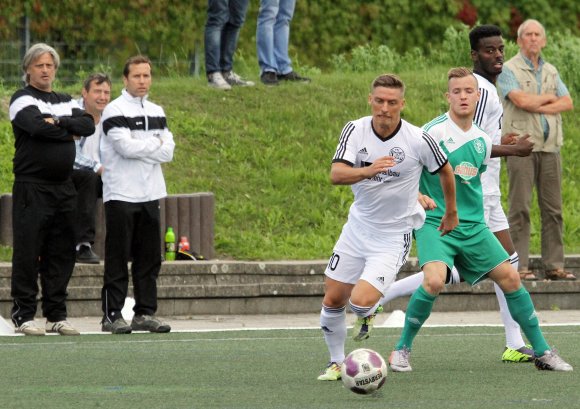 In der Hinrunde war die 3:4-Niederlage am 4. Spieltag gegen den VfR Grünstadt der Zeitpunkt, an dem Trainer Dirk Willems (l.) und seinen damaligen Kotrainer Oliver Schütz klar wurde, dass diese Saison für sein Team (im weißen Trikot: Andreas Ludwig und Henok Blume) noch schwieriger zu bewältigen sein würde als die vorherige. Beim Restrundenauftakt im März auswärts bei demselben Gegner muss mehr herausspringen, sonst schwinden die nur noch vagen Hoffnungen auf den Klassenverbleib rapide. 
