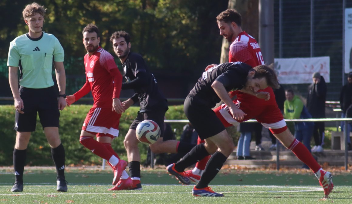 In der ersten Halbzeit war Eric Rienhardt (r.) auf der Stammposition von Tim Gabel (2.v.l.) unterwegs, der nach dem Seitenwechsel und der Auswechslung Rienhardts von der Sechserposition auf die Zehn zurückkehrte.