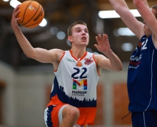 Ben Karbe zieht entschlossen zum Korb. Solche Szenen...