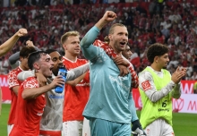 Robin Zentner wird am Donnerstagabend wieder im Tor stehen und ähnlich jubeln wollen wie nach dem Sieg gegen Rosenborg Trondheim.